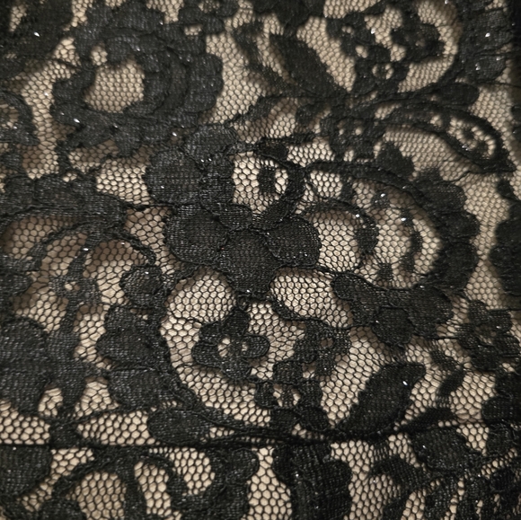 Elegant Shoulder Baring Sweetheart Neckline evening gown. - Picture 5 of 6